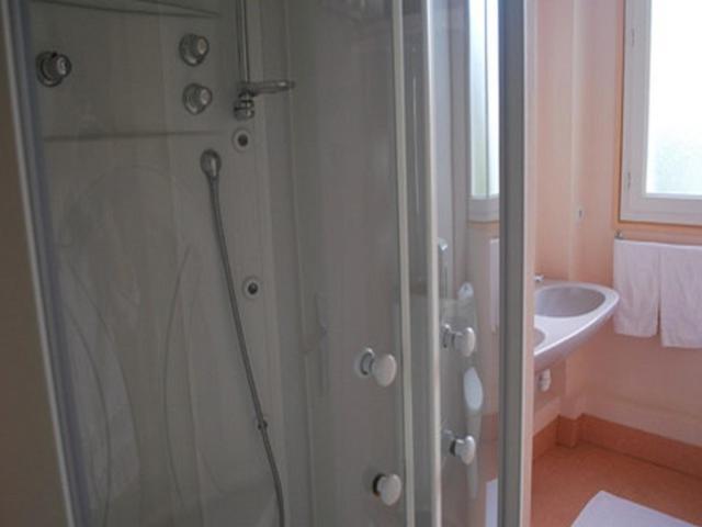 Logis Hotel & Restaurant - Le Normandie Caudebec-en-Caux Room photo